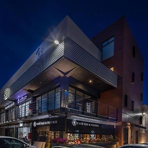 Room Hotel & Suites